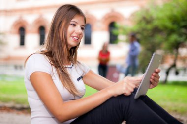 gülümseyen öğrenci tablet kullanma