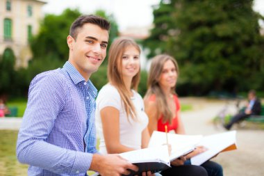 parkta okuyan öğrenciler