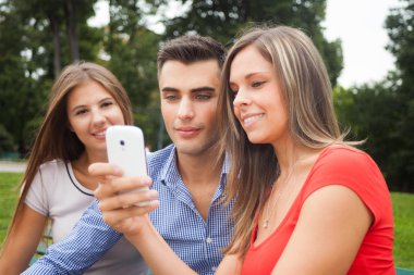 üç arkadaşın birlikte eğlenmek