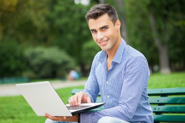 dizüstü bilgisayar kullanan adam