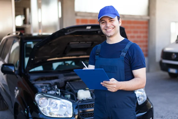 Mechanic schrijven op Klembord — Stockfoto