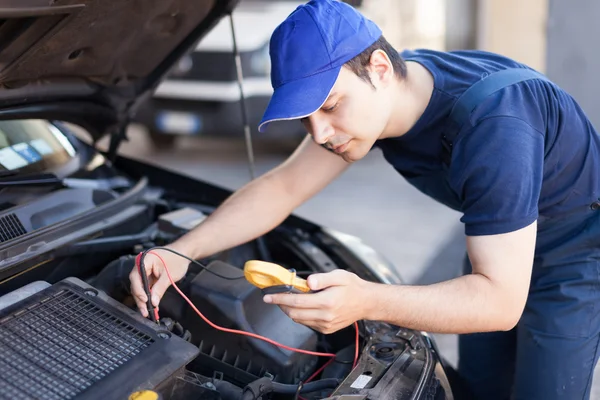 Auto eletricista solução de problemas de motor de carro — Fotografia de Stock