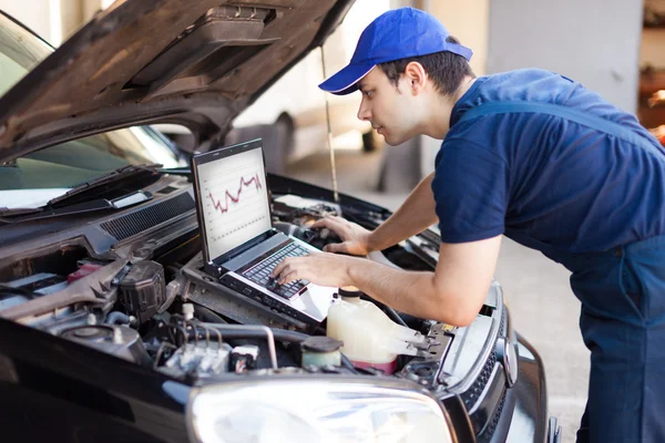 Mechaniker mit Laptop — Stockfoto