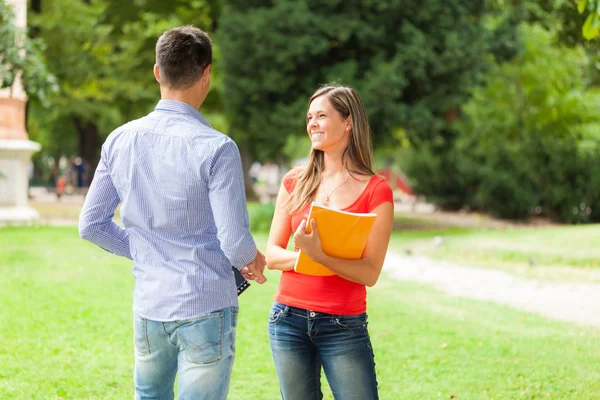 Students talking in park — Stock Photo, Image