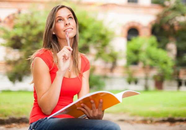 Schüler lesen Notizbuch — Stockfoto