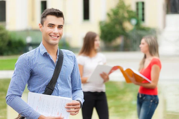 Studente di fronte alla sua scuola — Foto Stock