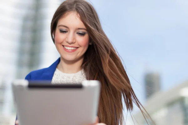 Mujer usando tableta — Foto de Stock