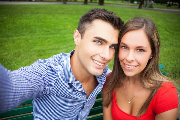 Sonriente pareja tomando selfie — Foto de Stock