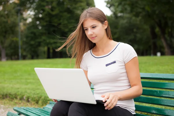 Vrouw met laptop computer — Stockfoto