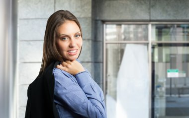 Genç, gülümseyen kadın