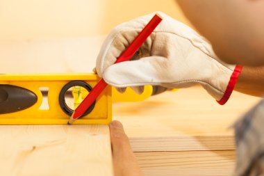 cieśla, za pomocą ołówka