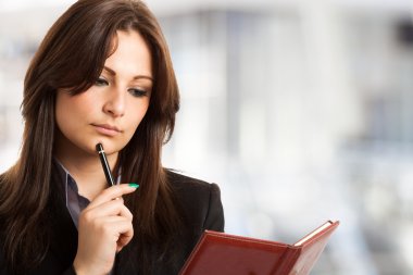 kadın onun gündeminin okuma