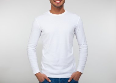 uzun süre boş t-shirt giyen adam