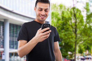 Cep telefonunu kullanan bir adam.