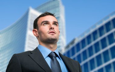 bir kentsel ortamda işadamı