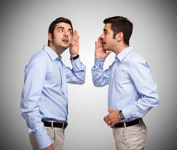 Hombre hablando con clon de sí mismo — Foto de Stock