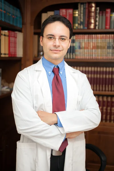Uśmiechający się lekarza w pracowni — Zdjęcie stockowe