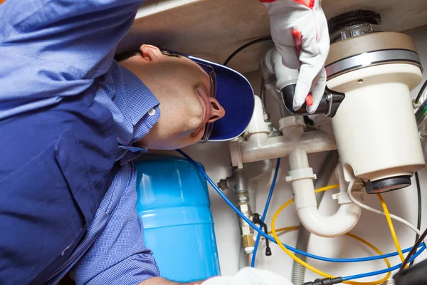 Loodgieter op het werk — Stockfoto