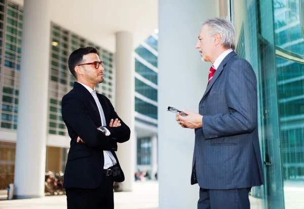 Affärsmän som diskuterar — Stockfoto