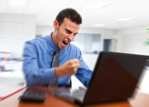Wütender Mann brüllt Computer an — Stockfoto