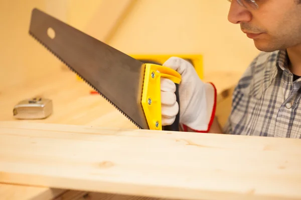 Carpenter cutting wood — Stock Photo, Image