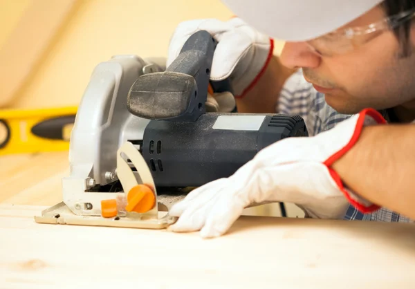 Carpenter using circular saw — Stock Photo, Image