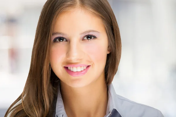 Jonge lachende vrouw — Stockfoto