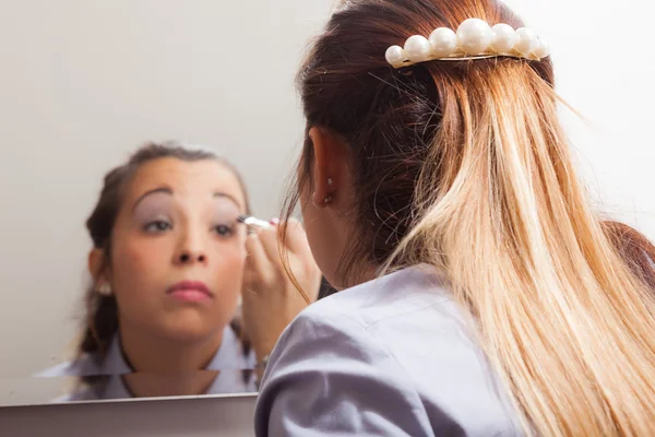 Kvinna Tillämpa make-up — Stockfoto