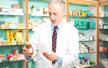 Eczacı alarak ilaç şişesi