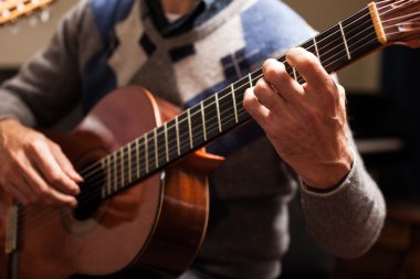 Klasik gitar çalan클래식 기타 연주자