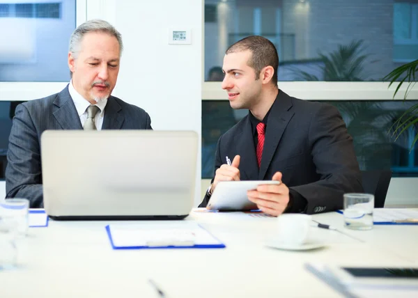 Affärsmän på jobbet på ett kontor — Stockfoto