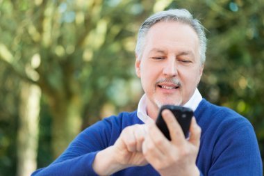 Olgun adam cep telefonu kullanma