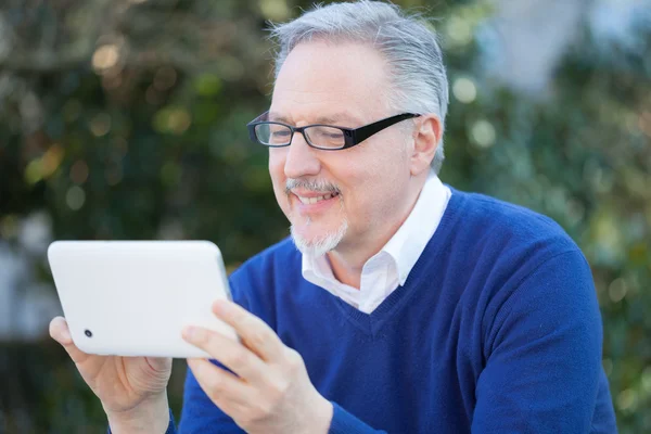 Man använder tablet i park — Stockfoto