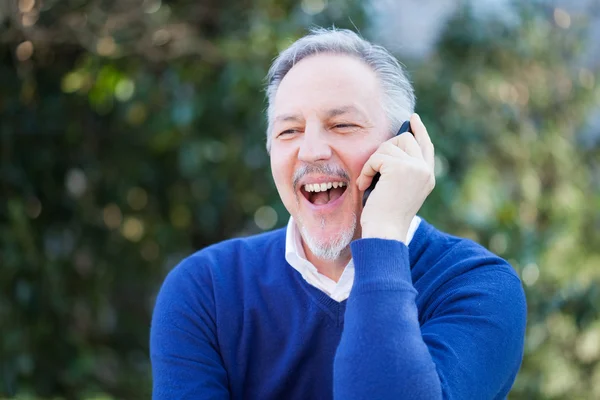 Uomo che parla al telefono nel parco — Foto Stock