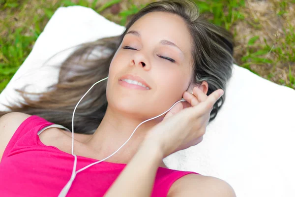 Woman relaxing listening music — Stock Photo, Image