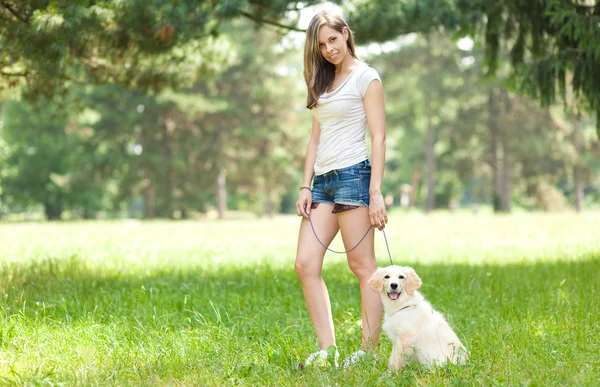 Młoda kobieta wychodzi z psem — Zdjęcie stockowe