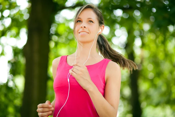 Jeune femme courir à l'extérieur — Photo