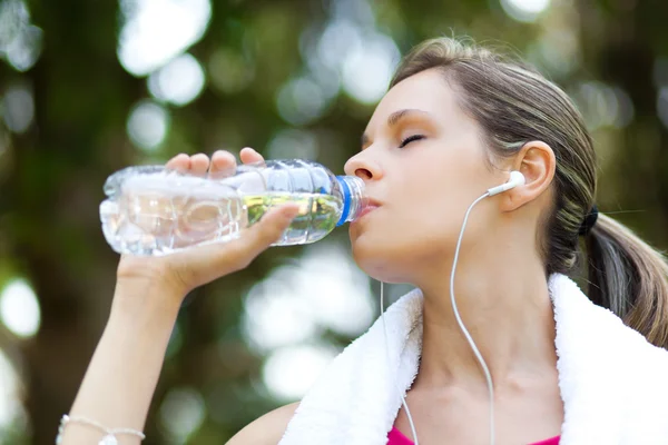 Active woman drinking water — Stock Photo, Image