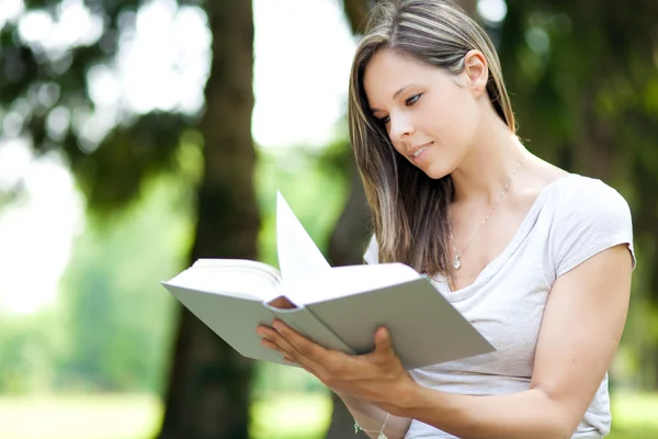 Jonge vrouw studeren aan park — Stockfoto