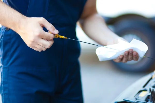 Bilmekaniker i arbetet — Stockfoto