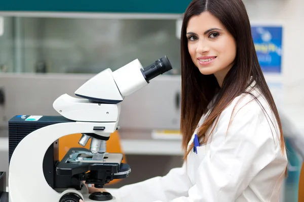 Investigadora feminina a trabalhar em laboratório — Fotografia de Stock