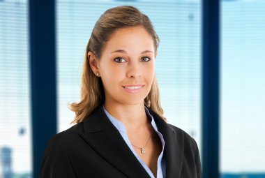 modern şehir içinde açık iş kadını