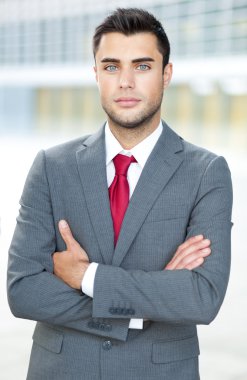 yakışıklı işadamı açık şehir