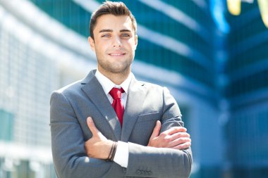 yakışıklı işadamı açık şehir