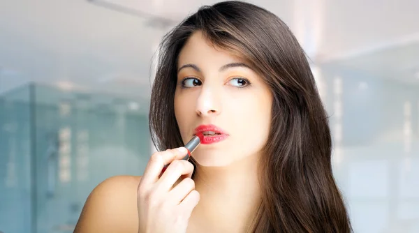 Splendida donna applicare il rossetto — Foto Stock