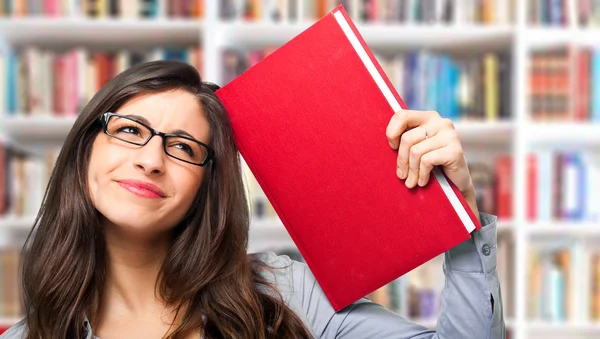 Lachende vrouw in bibliotheek — Stockfoto