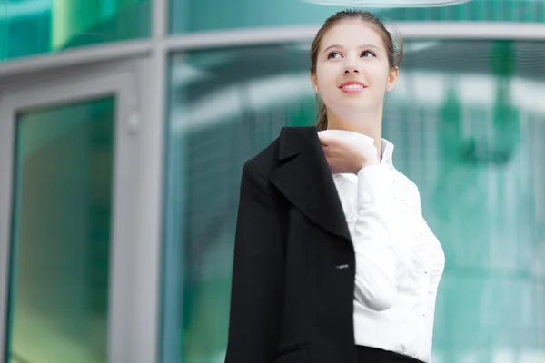 Smiling businesswoman in an urban setting — Stock Photo, Image