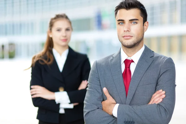 Socios comerciales en un entorno urbano — Foto de Stock