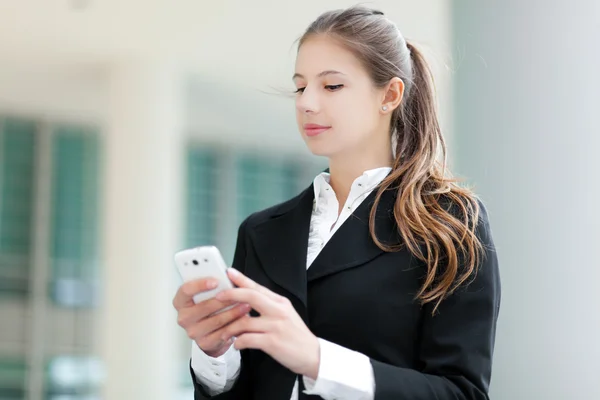 Frau benutzte Handy — Stockfoto