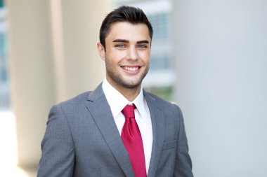 yakışıklı işadamı açık şehir